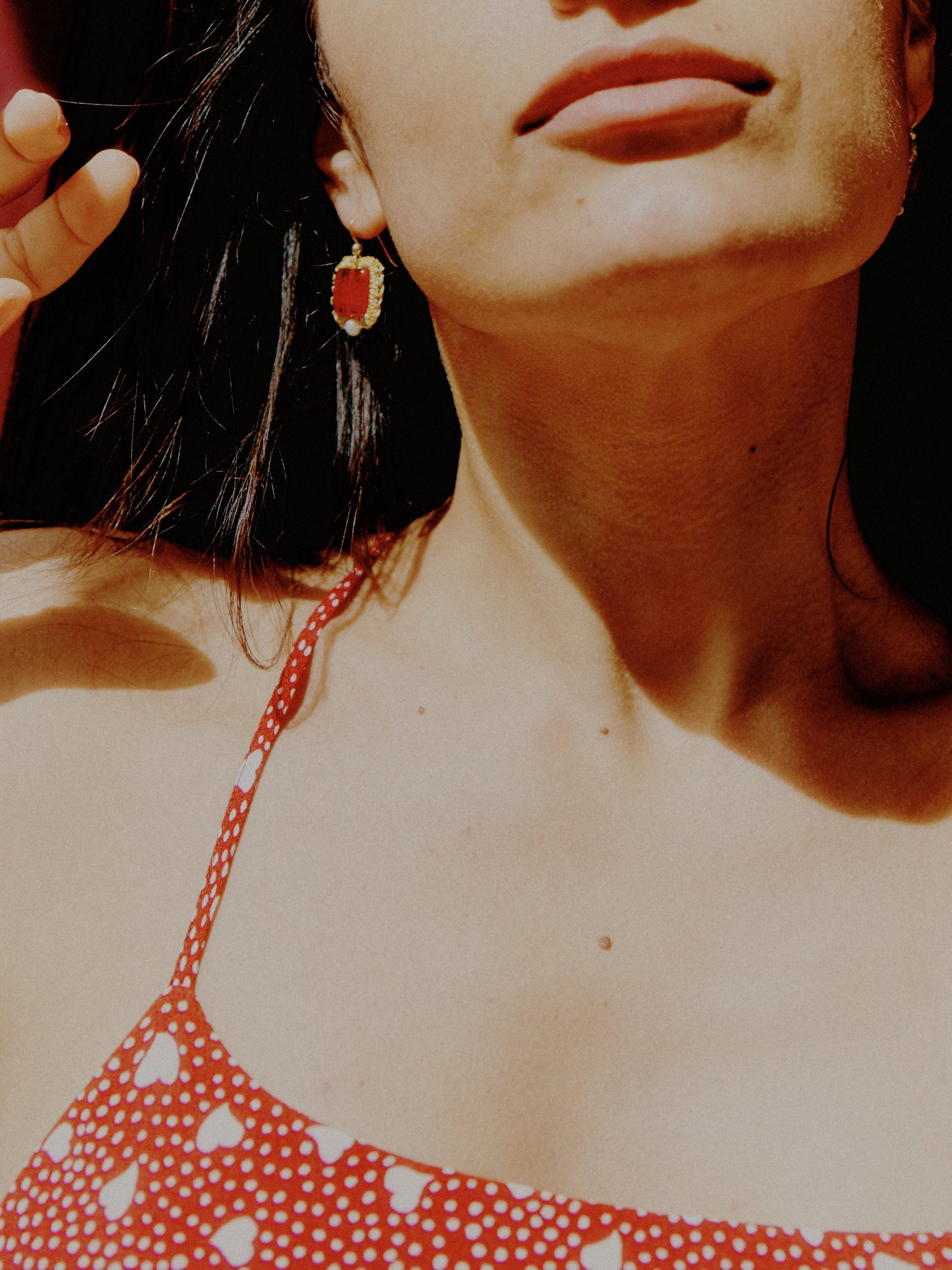 Myrto-boucle d oreille avec un carre de verre de Murani rouge ponctue d' une perle nacree sur boucle en argent redore a l 'or 18k pour tenue elegante de ceremonie