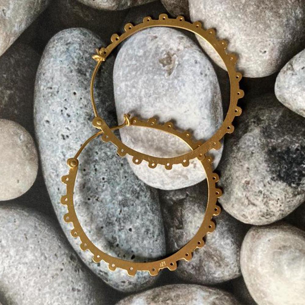 Mymosaa- boucles d'oreille en argent recyclé  redoré  sur fond de galets de plage- idée cadeau