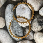 Mymosaa- boucles d'oreille en argent recyclé  redoré  sur fond de galets de plage- idée cadeau
