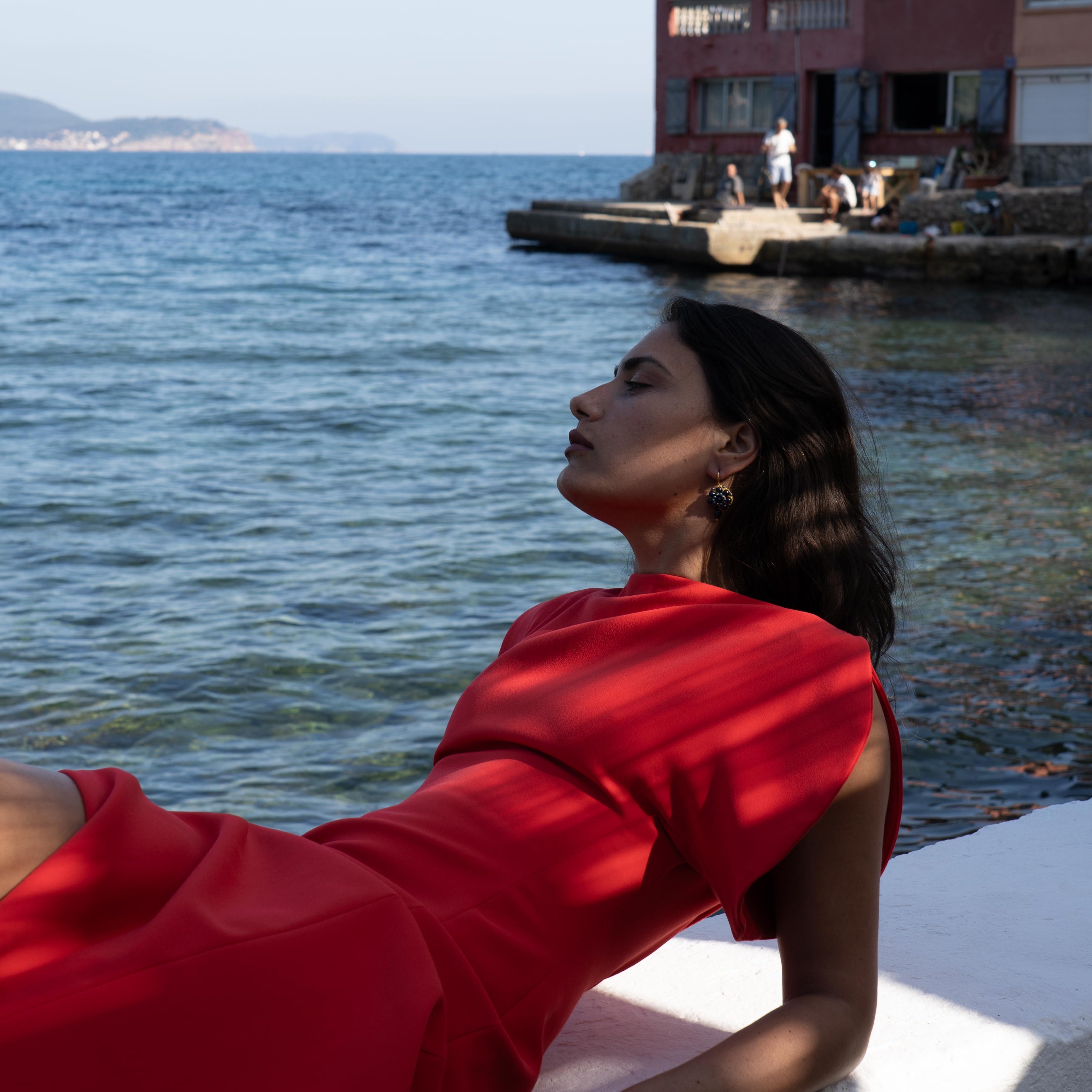 Black_Anemone_Mymosaa_bijoux_de_mediterranee_boucles_d_oreille_perles_noires_sur fond__de_mer