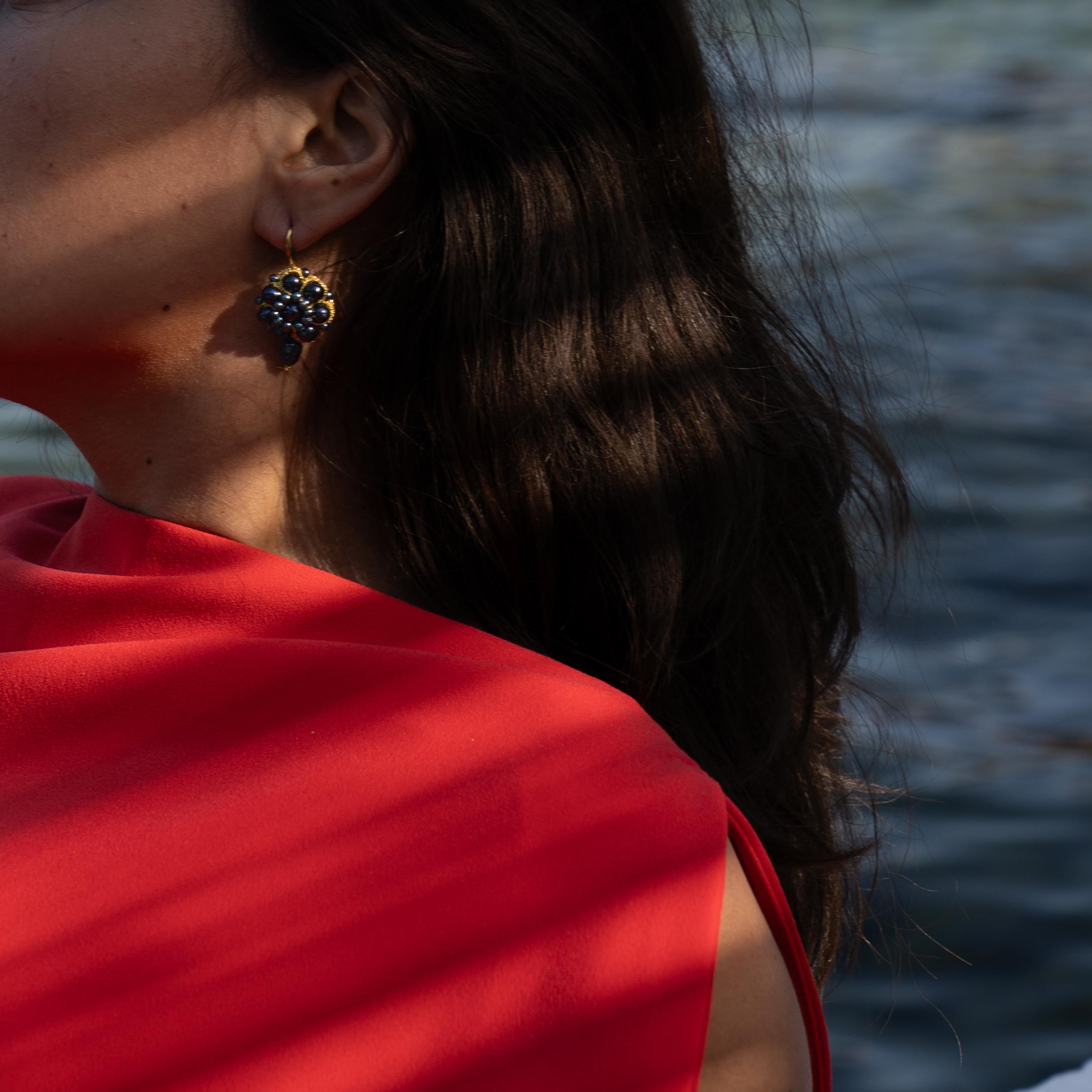 Black_Anemone_Mymosaa_bijoux_de_mediterranee_boucles_d_oreille_perles_noires_sur_robe_rouge 