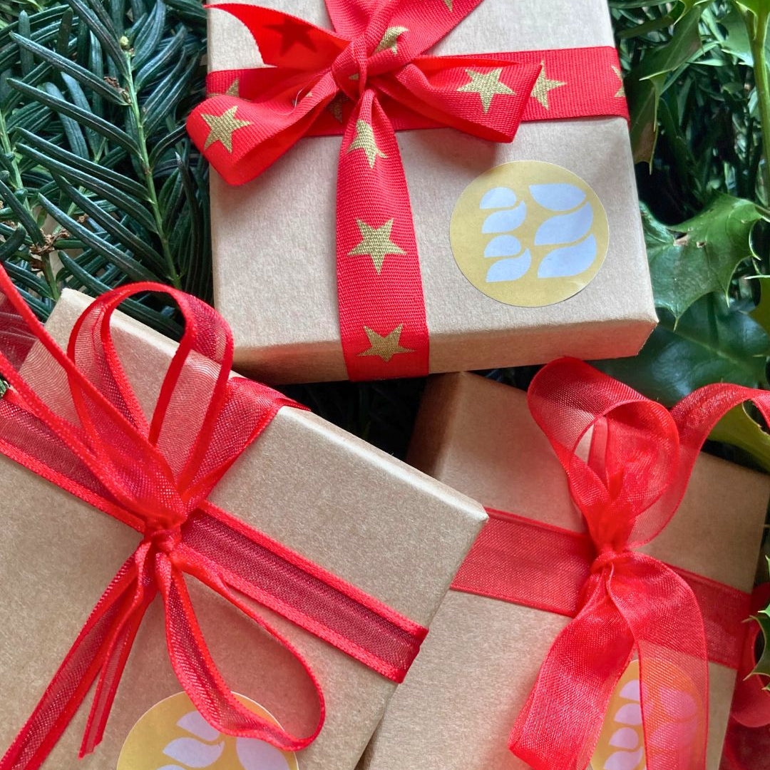 Cadeaux_de_Noel_Mymosaa_sur_sapin_et__houx_de_Noel-3