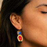 Cleopatra-boucles_d_oreille_d_inspiration_grecque_avec_pierres_de_couleur_bleu_rouge_et_vert_vue de pres