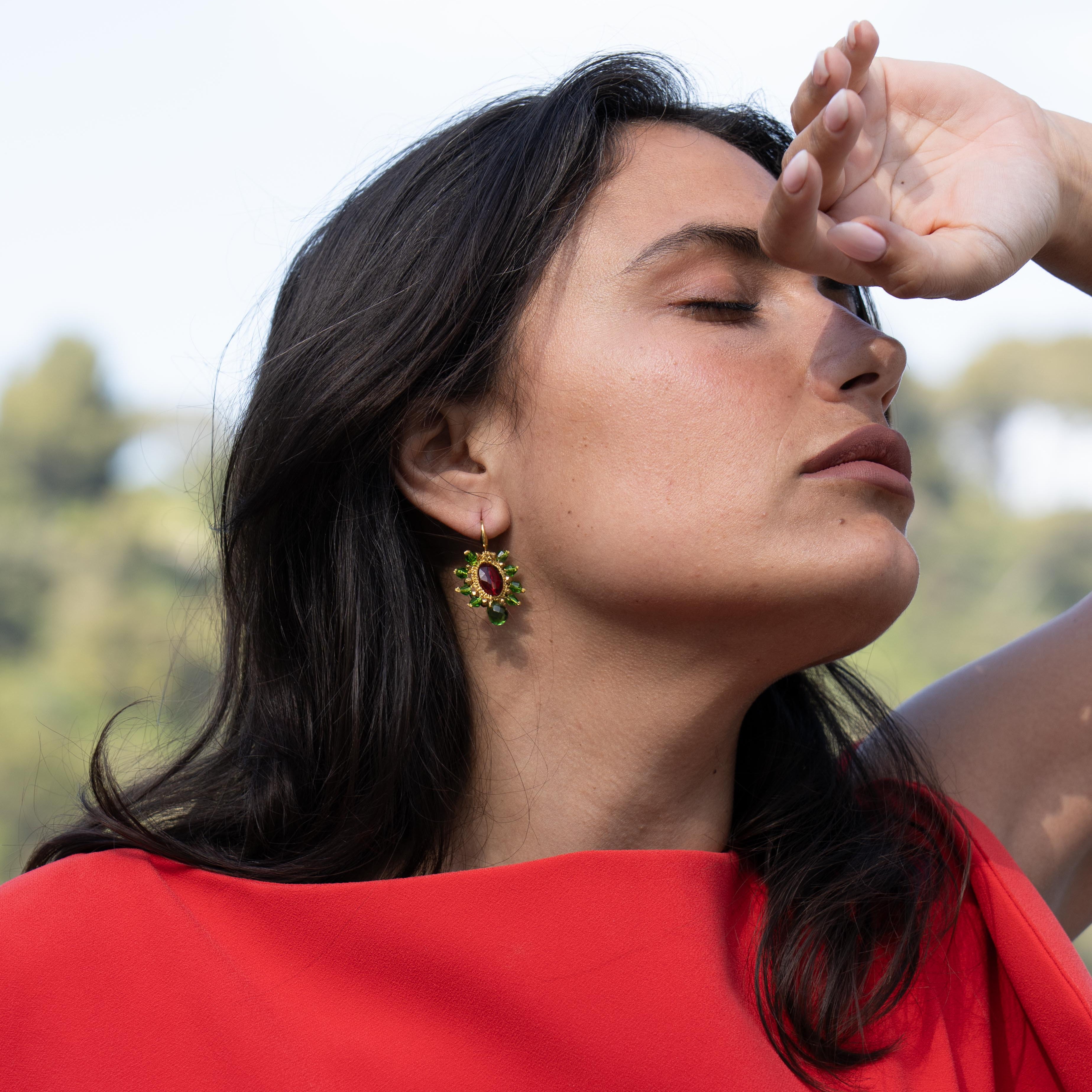 Clio_Mymosaa_bijoux_de_Mediterranee_boucles_d_oreille_rouge_verte_or_sur_robe_rouge