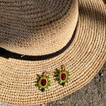 Clio_Mymosaa_bijoux_de_Mediterranee_boucles_d_oreille_vert_rouge_or_sur_chapeau
