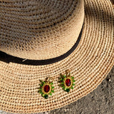 Clio_Mymosaa_bijoux_de_Mediterranee_boucles_d_oreille_vert_rouge_or_sur_chapeau
