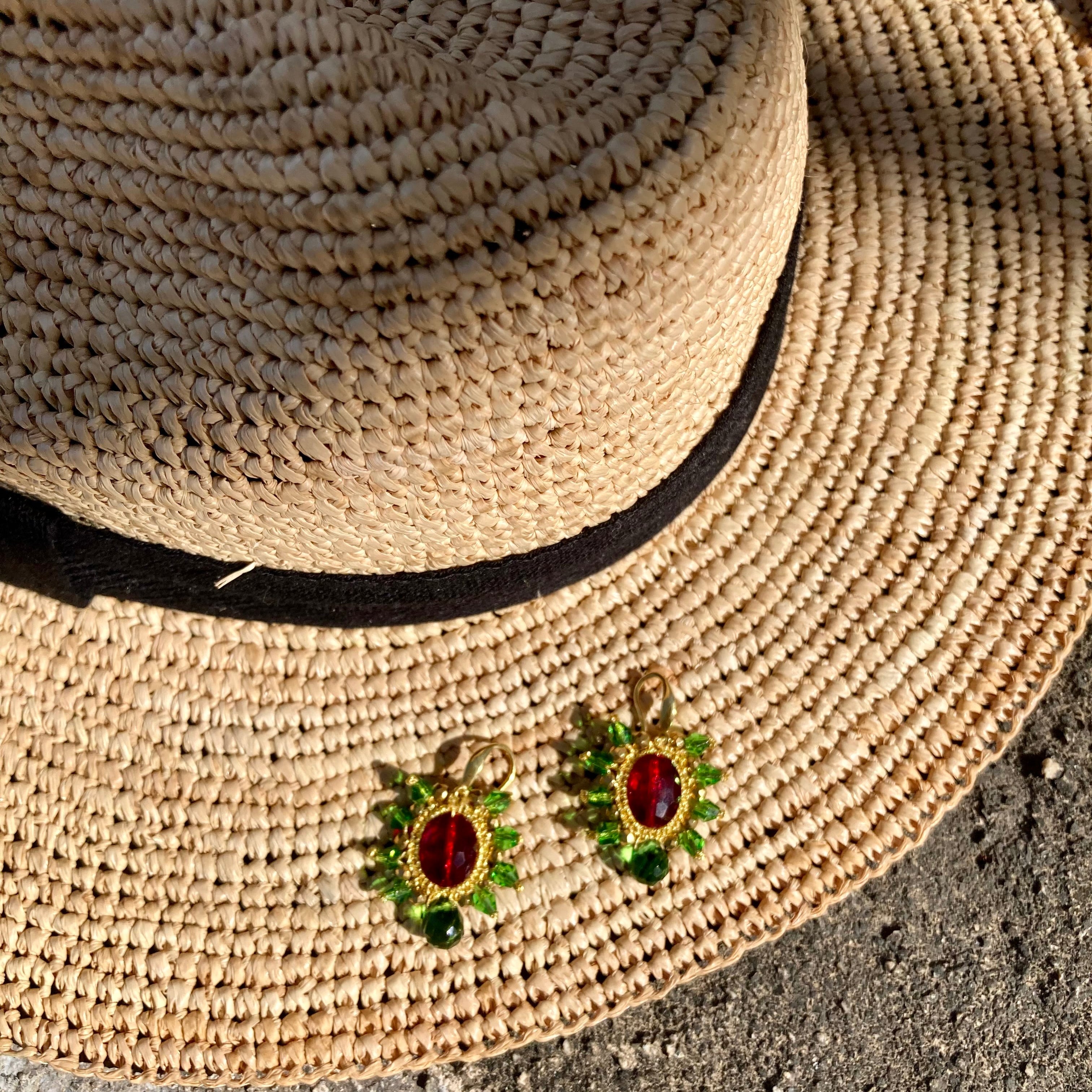 Clio_Mymosaa_bijoux_de_Mediterranee_boucles_d_oreille_vert_rouge_or_sur_chapeau