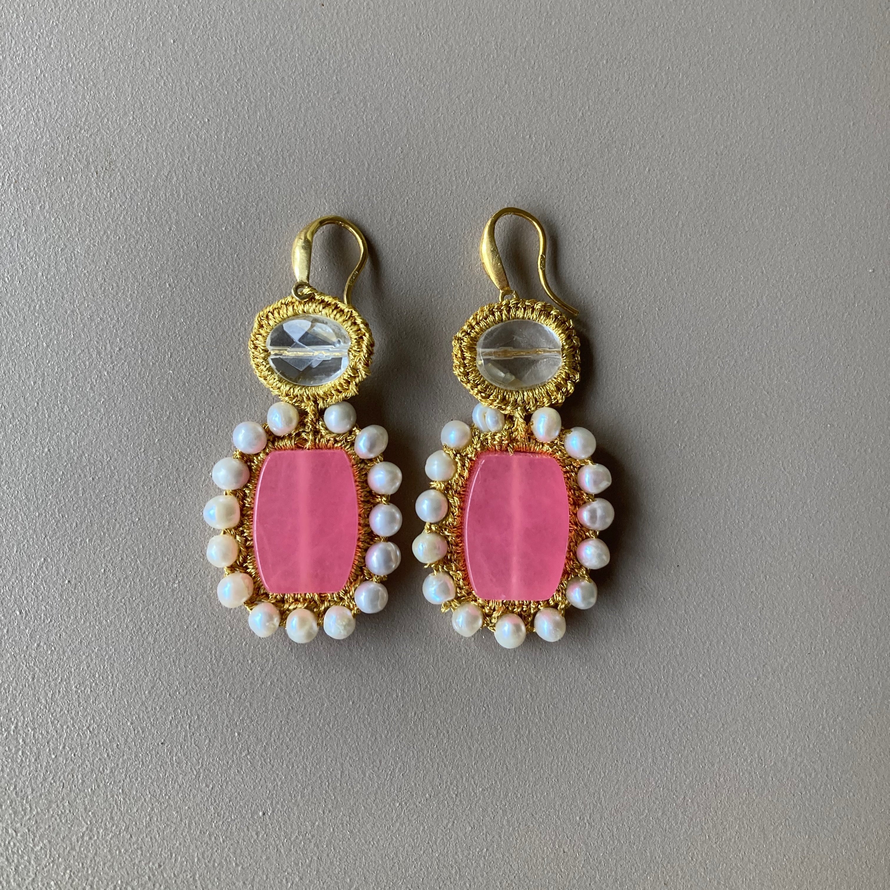 DAPHNE-boucles-d-oreille-artisanales-de mediterranee-en-jade-rose-perles-cristal-or