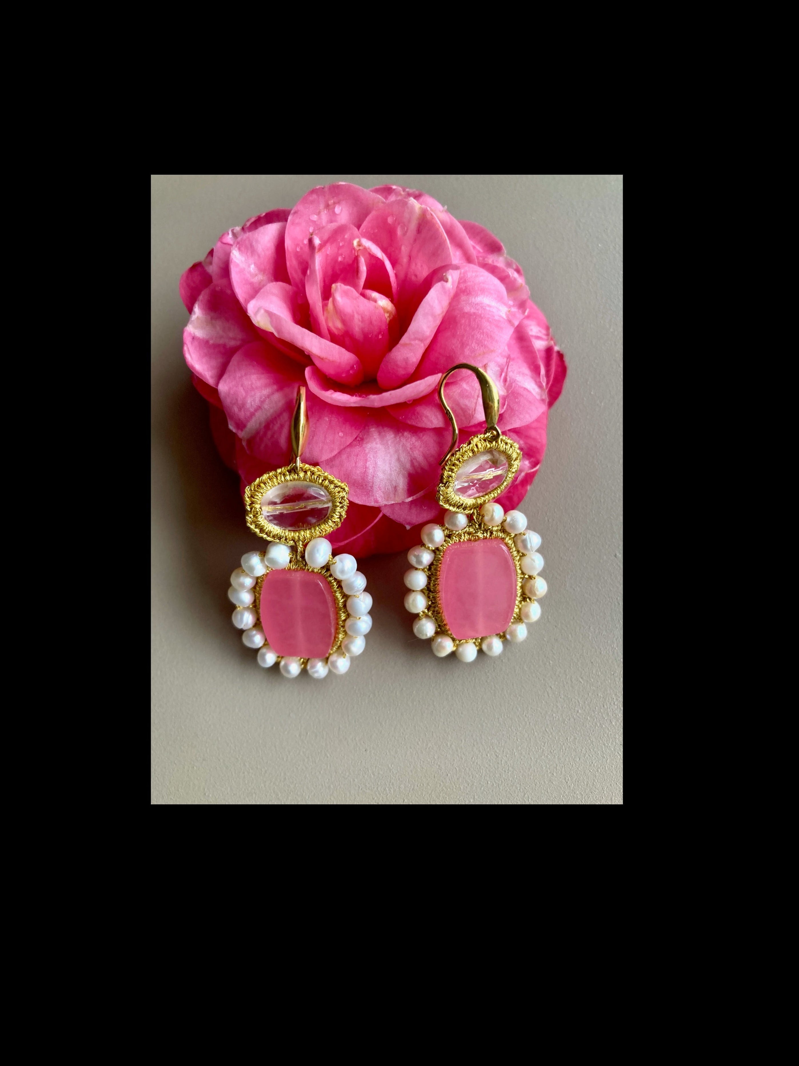 DAPHNE_boucles-d_oreille_de-mediterranee-rose-perles-cristal-or-argent-avec_camelia