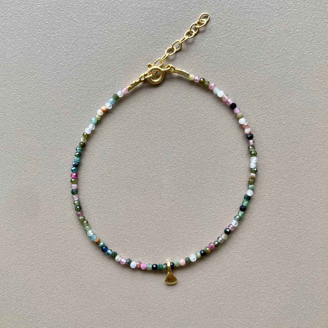 Eirene_bracelet_en__pierre_tourmaline_rose_et_vert_et_petale_en_argent_or24K