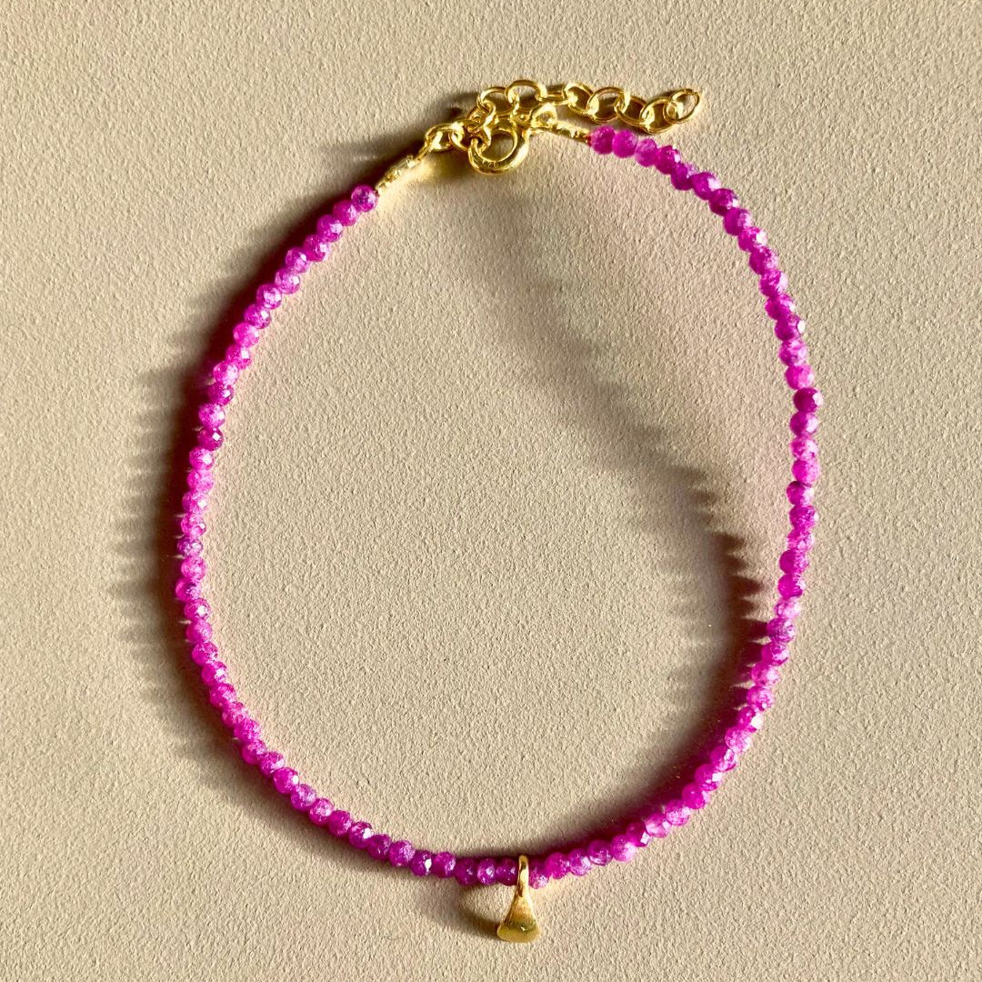 Eirene_bracelet_en__pierre_tourmaline_rose_et_vert_et_petale_en_argent_or24K