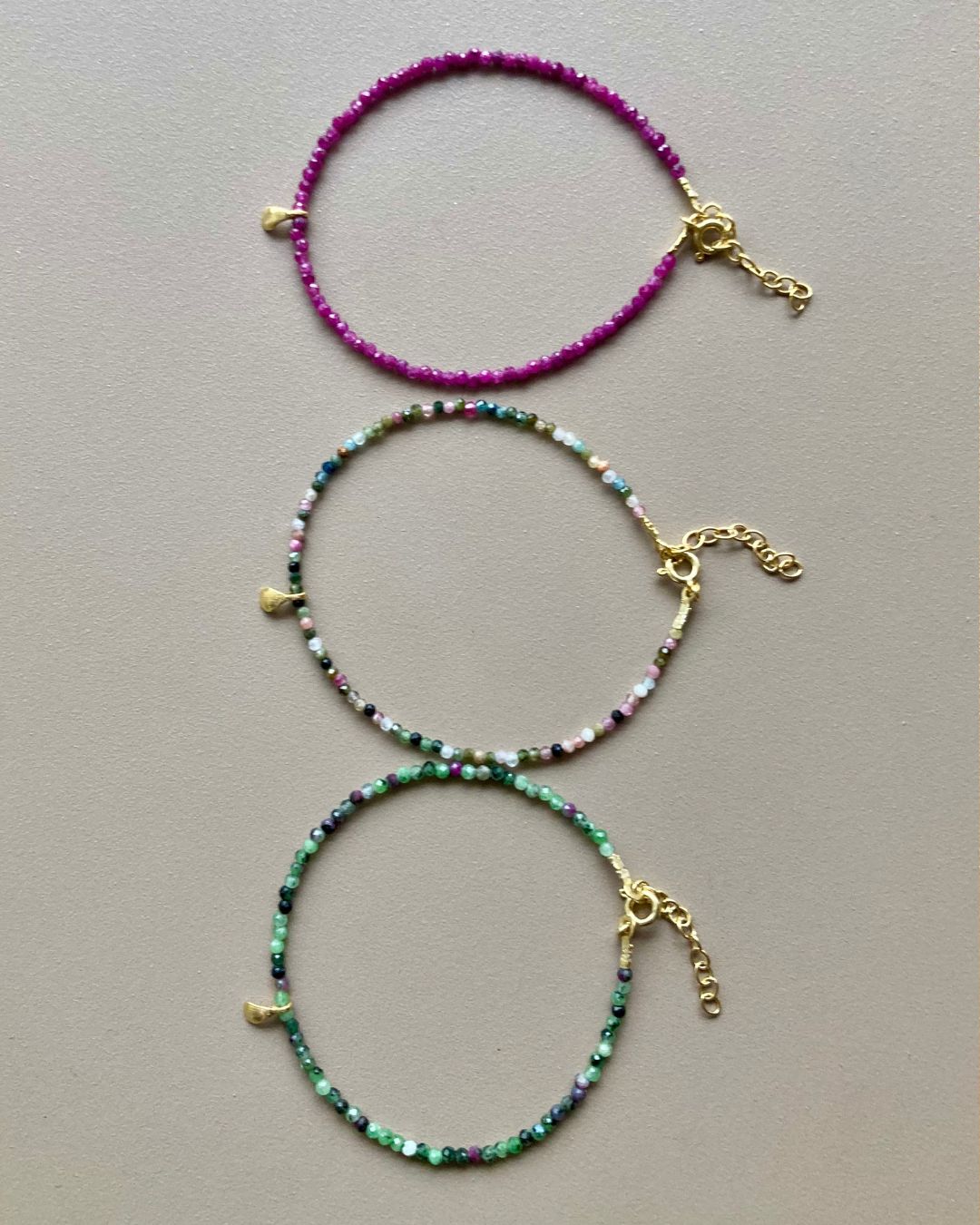 Eirene_bracelets_en__pierre_tourmaline_rose_vert_et_petale_en_argent_or24K