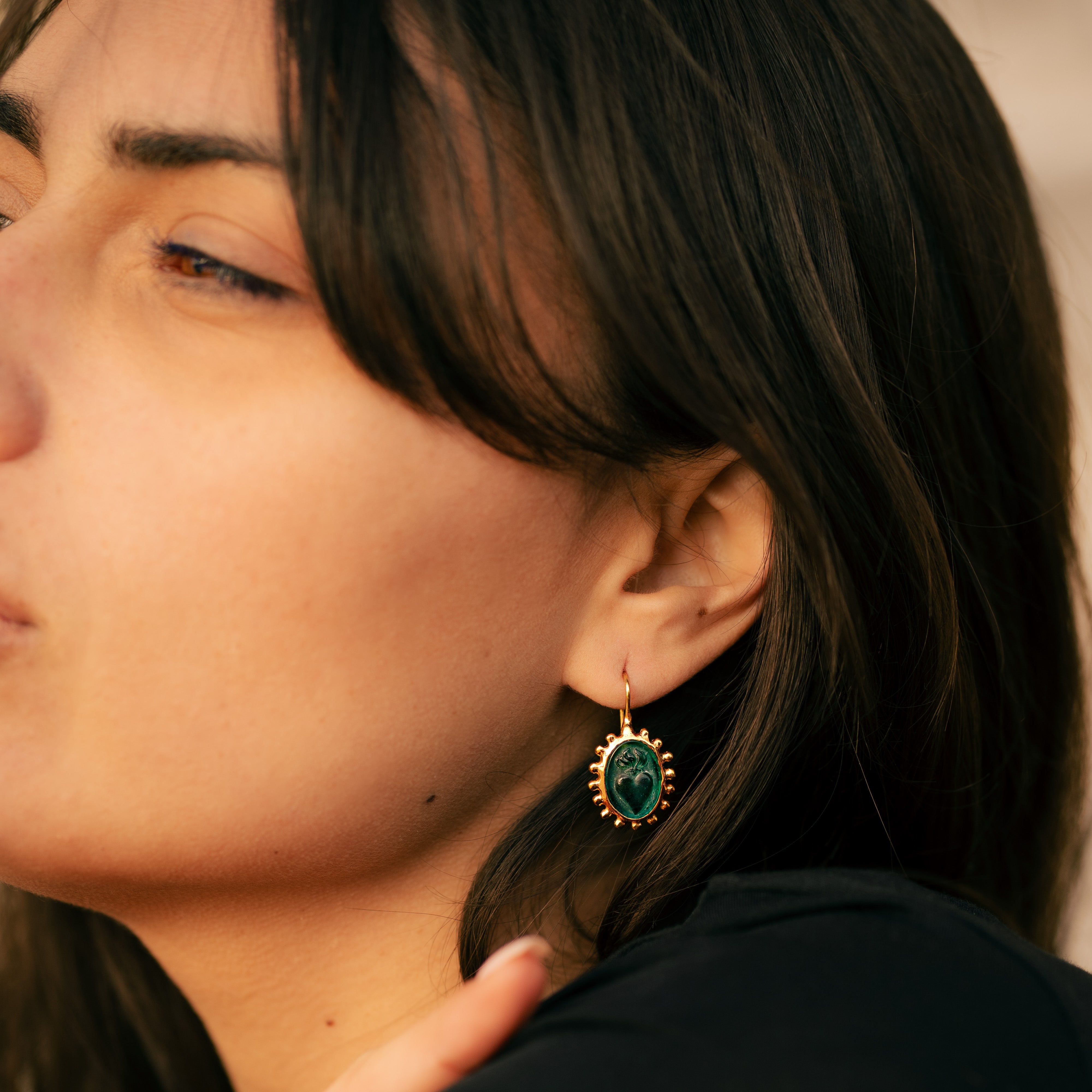 GASTOURI_boucles_d_oreille_verre_de_murano_vert_boucle_en_argent__massif_or_24K_portees_vue_profil-2