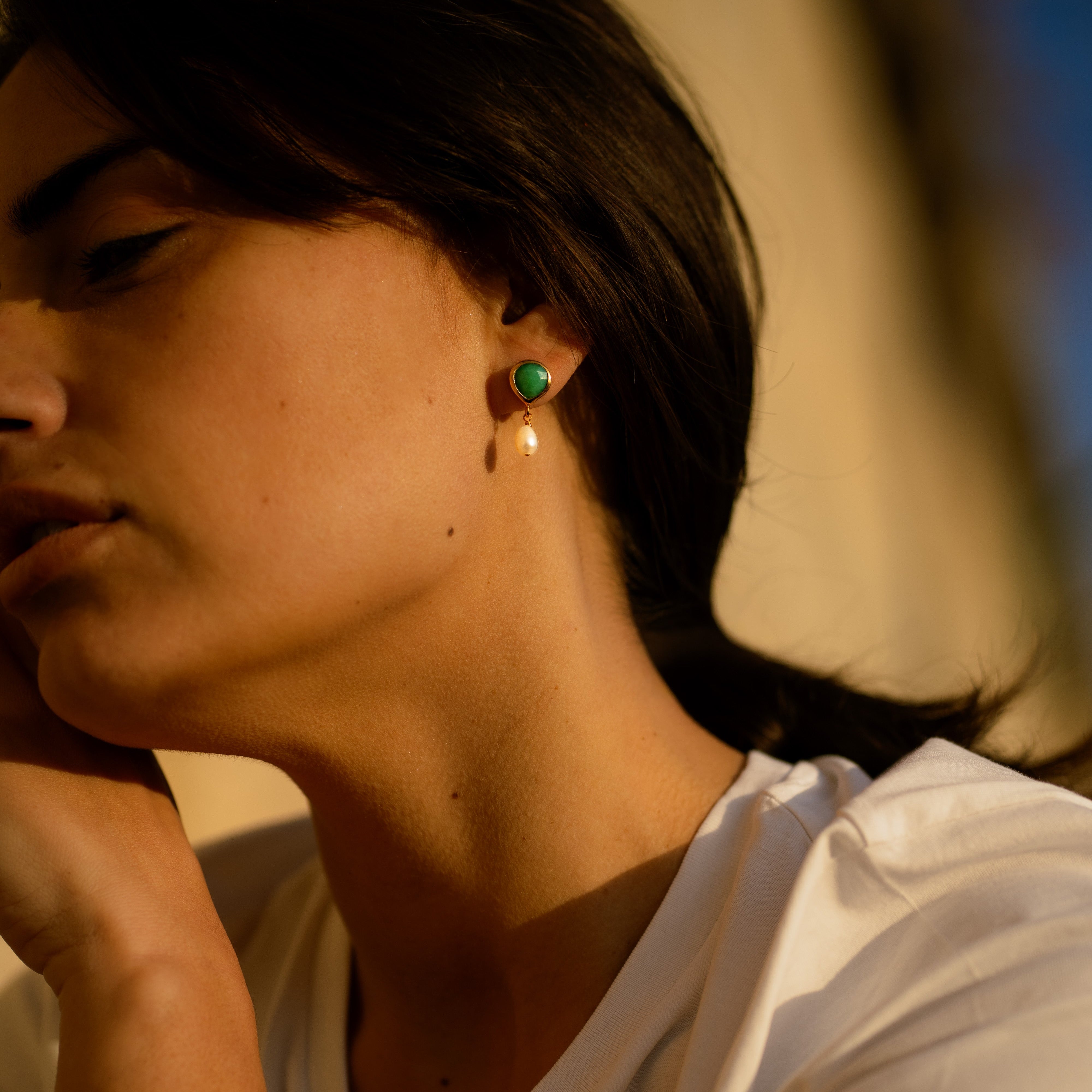 Galaxidi_boucles_d_oreille_avec_pierre_verte_et perle_portees_de_profil