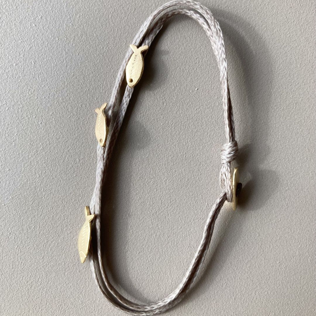 HYDRA-Mymosaa_Bracelet_cordon_beige_3_poissons_en_or_et_argent