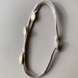 HYDRA-Mymosaa_Bracelet_cordon_beige_3_poissons_en_or_et_argent