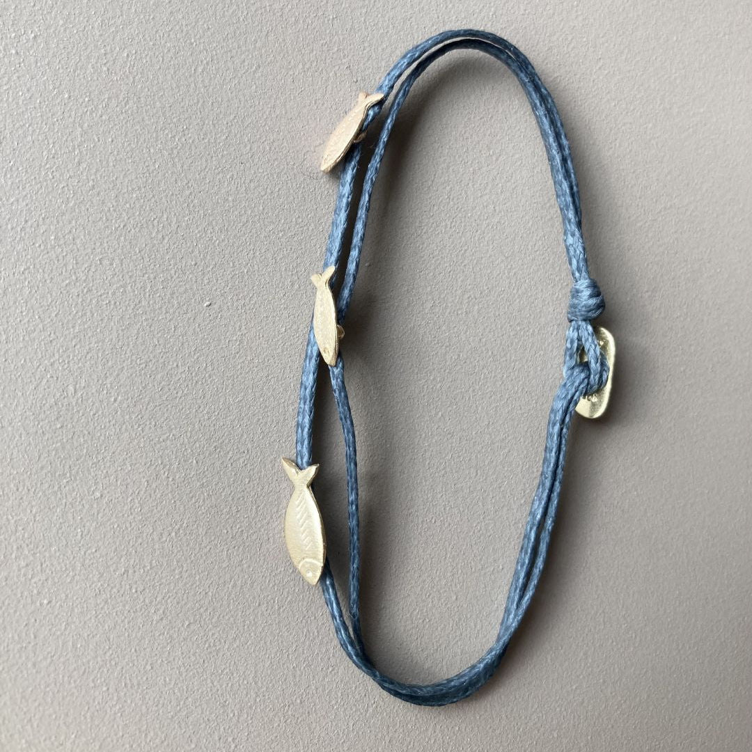 HYDRA-Mymosaa_Bracelet_cordon_bleu_gris_3_poissons_en_or_et_argent