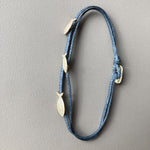 HYDRA-Mymosaa_Bracelet_cordon_bleu_gris_3_poissons_en_or_et_argent