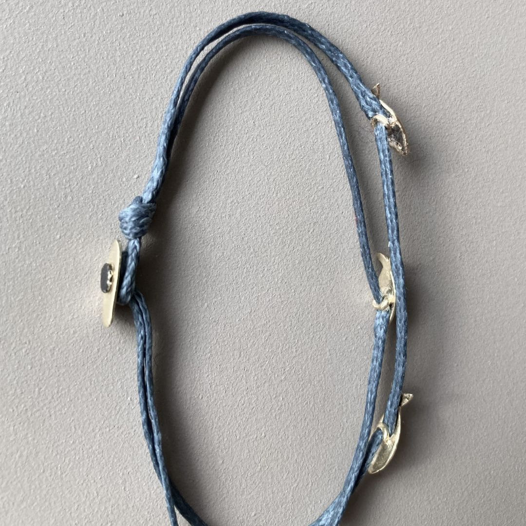 HYDRA-Mymosaa_Bracelet_cordon_bleu_gris_3_poissons_en_or_et_argent_avec_fermoir