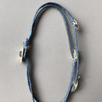 HYDRA-Mymosaa_Bracelet_cordon_bleu_gris_3_poissons_en_or_et_argent_avec_fermoir