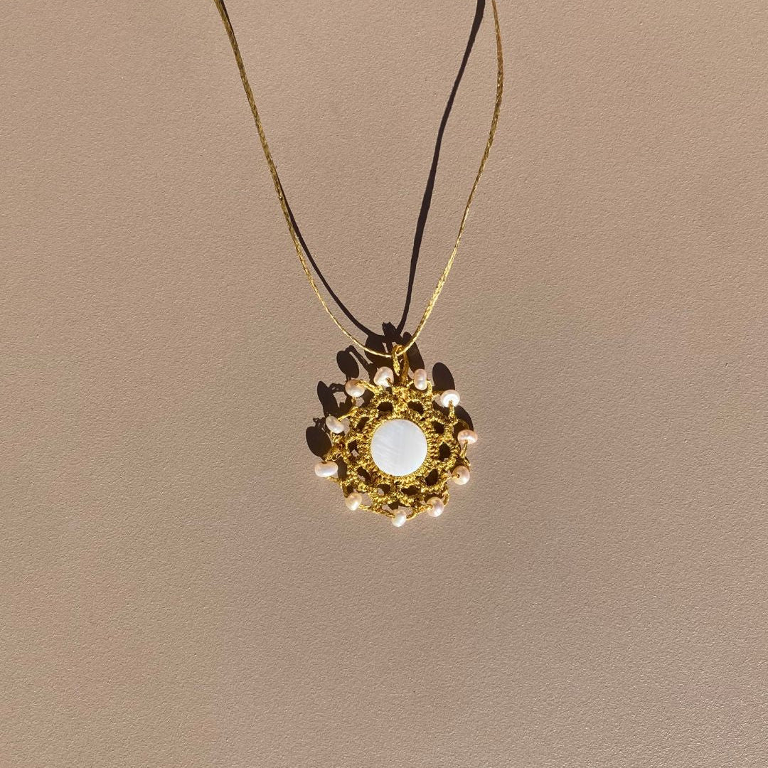 Helios_Mymosaa_bijoux_de_mediterranee_medaillon_talisman_perles_nacre