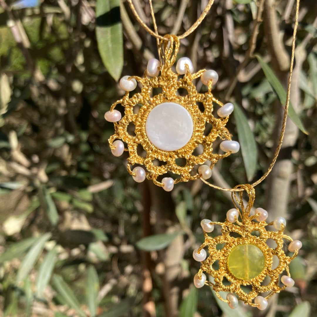 Helios_Mymosaa_bijoux_de_mediterranee_medaillon_talisman_perles_nacre_ou_jade_anis-sur_fond_olivier