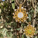 Helios_Mymosaa_bijoux_de_mediterranee_medaillon_talisman_perles_nacre_ou_jade_anis-sur_fond_olivier