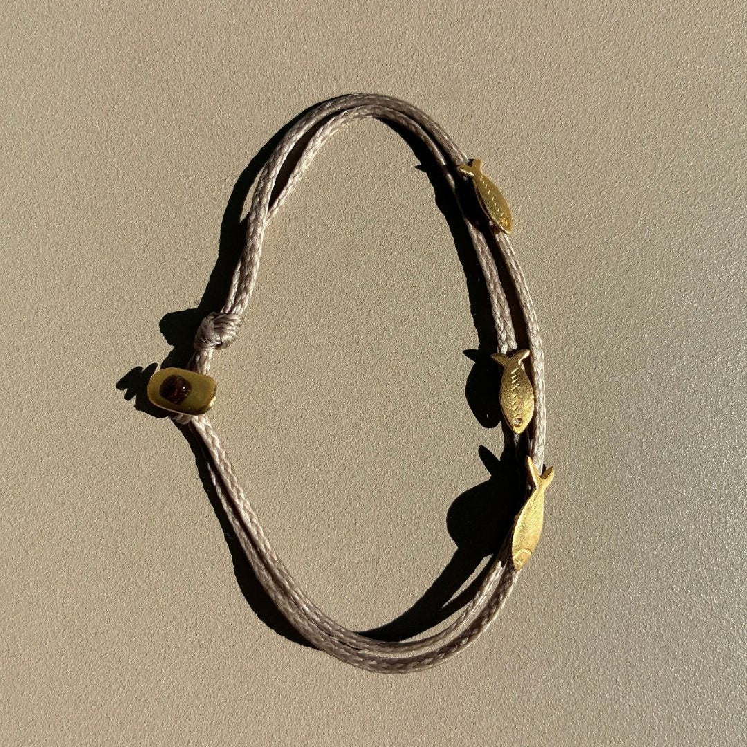 Hydra_bracelet_cordon_beige_3_poissons_argent_or24K_Mymosaa_bijoux_de_Mediterranee