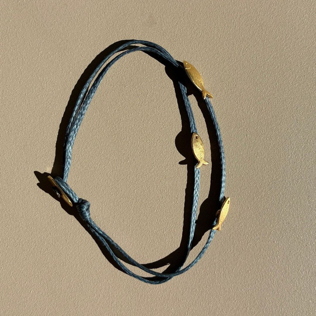 Hydra_bracelet_cordon_bleu_gris_3_poissons_argent_or24K_Mymosaa_bijoux_de_Mediterranee