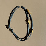 Hydra_bracelet_cordon_bleu_gris_3_poissons_argent_or24K_Mymosaa_bijoux_de_Mediterranee