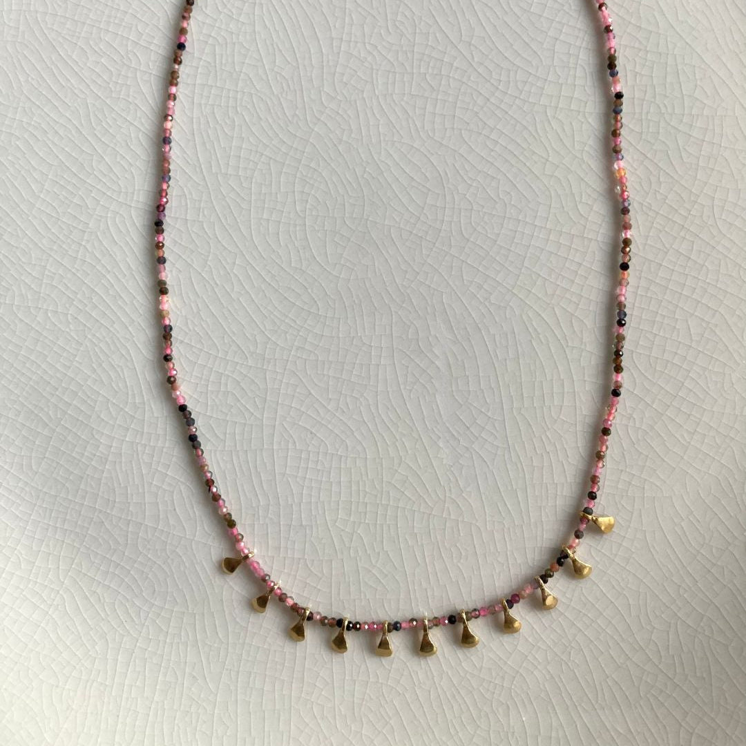 ILIANA-_collier_artisanal_perles_roses_petales_argent_925_or_24K_fond_clair.