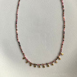 ILIANA-_collier_artisanal_perles_roses_petales_argent_925_or_24K_fond_clair.