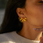 IOANNINA-boucles_d_oreille_de_Mediterranee_en_forme_de_fleurs_ciselees_argent_massif_or24K_corail-close