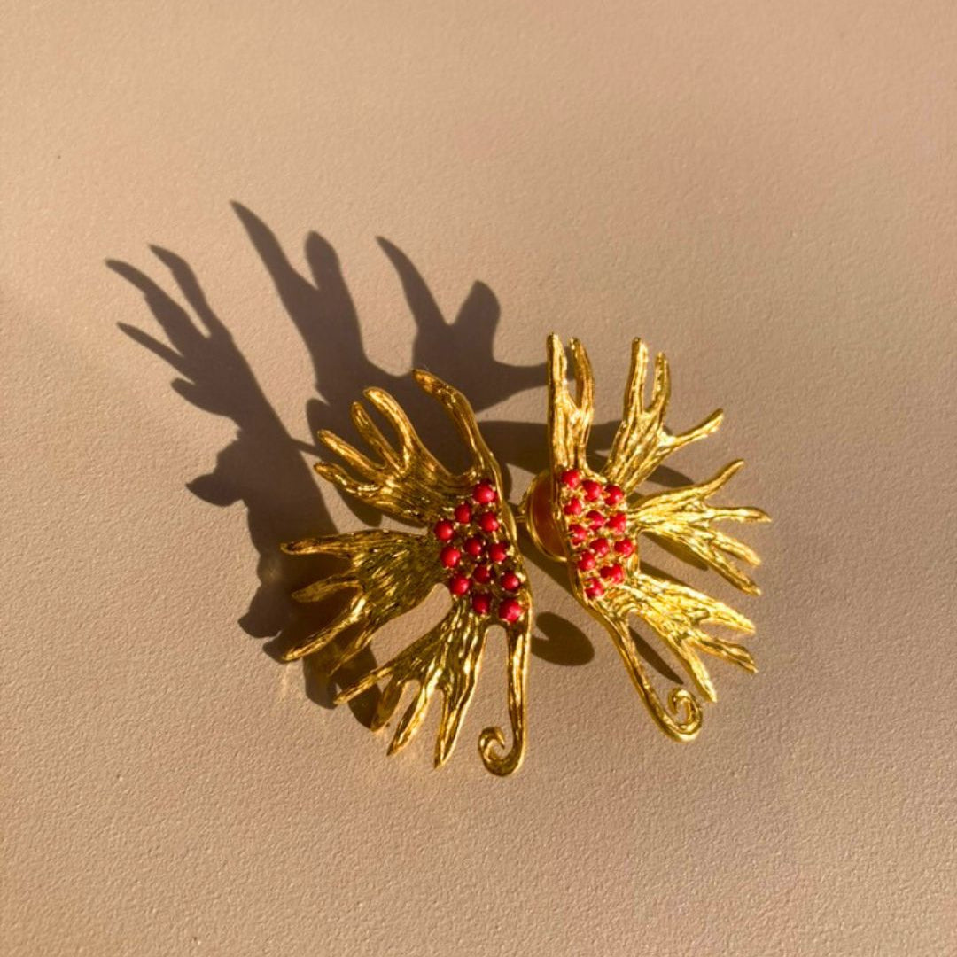 Ioannina -Boucles_d_oreille_en_argent_recouvert_d_or_24K_et_corail_rouge_sur_fond_neutre
