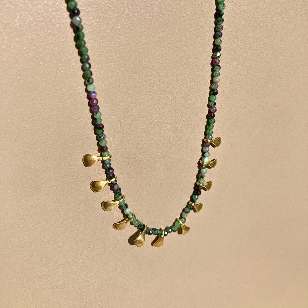 Iliana-Mymosaa_Bijoux_de_Mediterranee-collier_camaieu_vert_petale_argent_or_detail