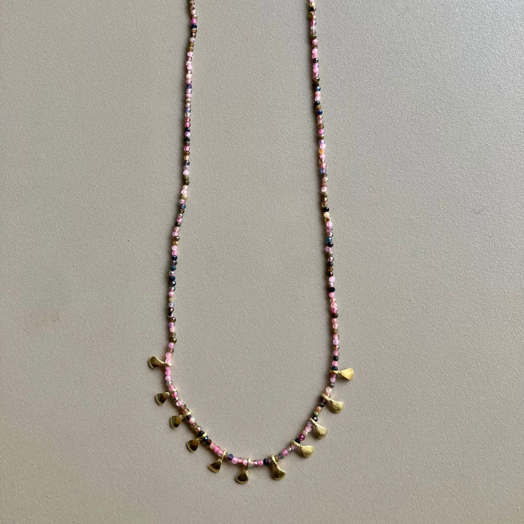 Iliana_collier_artisanale_perles_roses_petales_argent_925_or_24K