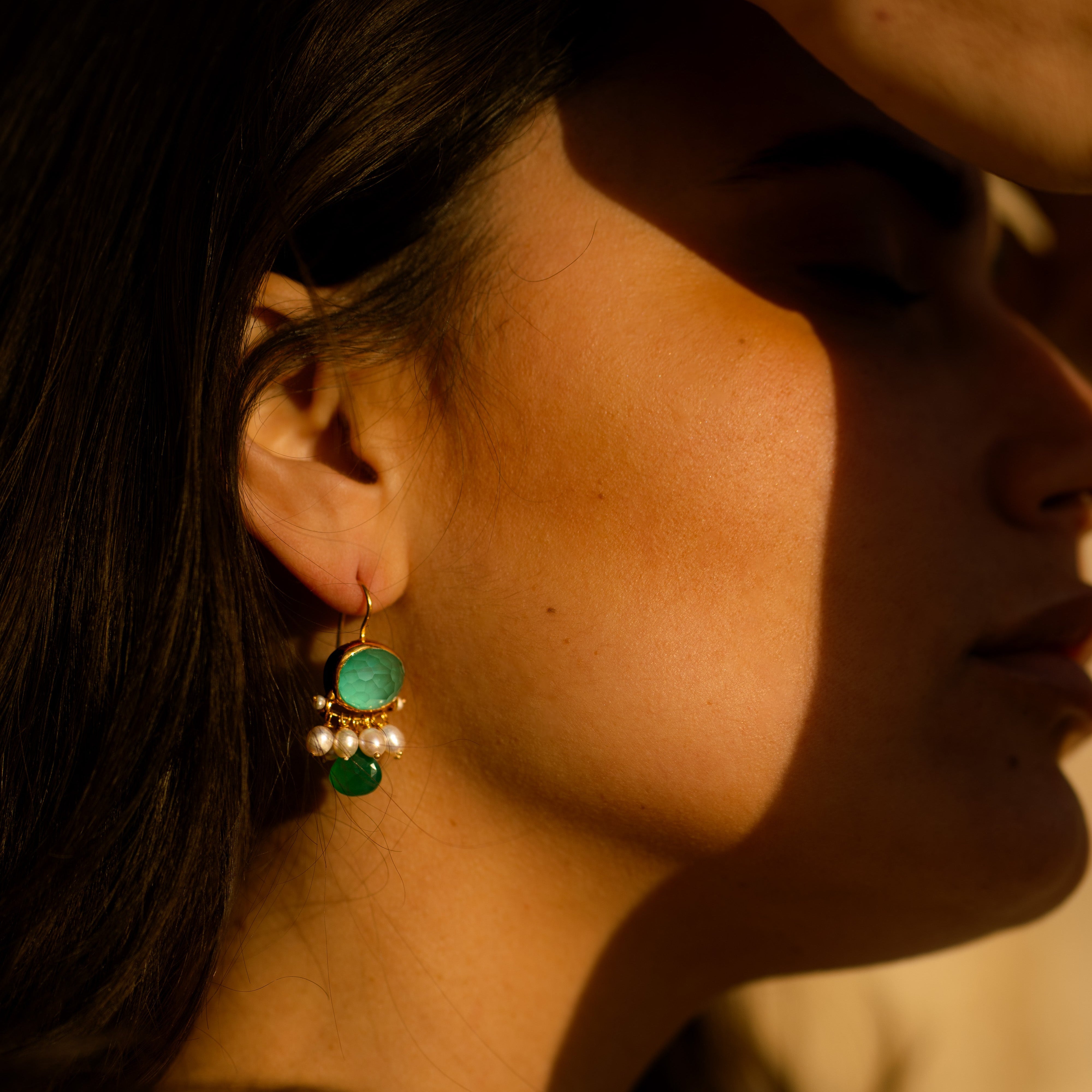 KERKYRA- boucles_d_oreille_pierre_verte_perles_boucle_en_argent`_massif_or_24K_portees_vue_profil-2