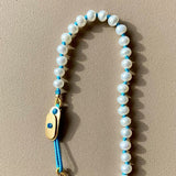 KImolos-bracelet_artisanal_Mymosaa_en_perles_et_cordon_turquoise_or__argent_sur_fond_neutre