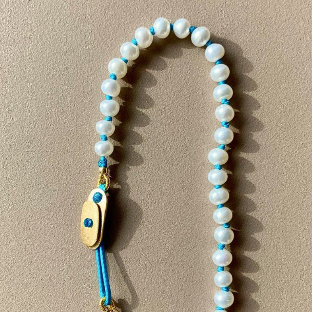 KImolos-bracelet_artisanal_Mymosaa_en_perles_et_cordon_turquoise_or__argent_sur_fond_neutre