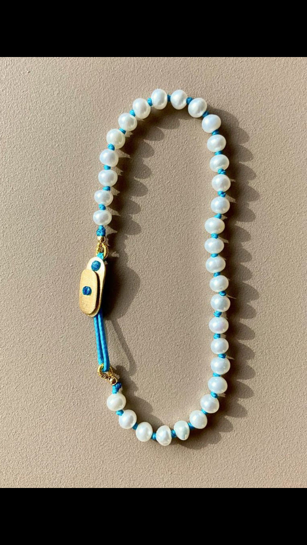 KImolos-bracelet_artisanal_Mymosaa_en_perles_et_cordon_turquoise_or__argent_sur_fond_neutre