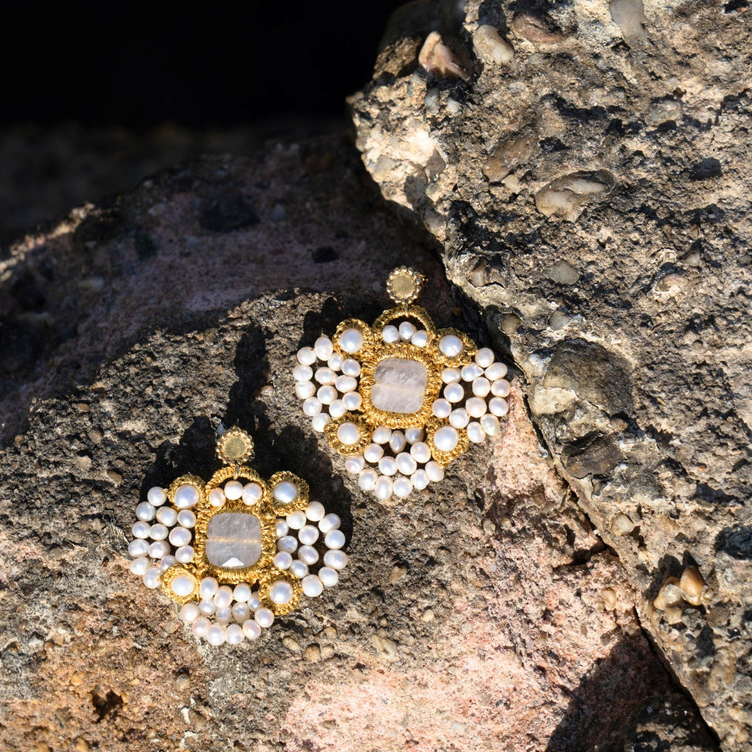 Kalliopi_Mymosaa_bijoux_de_Mediterranee_boucles_d_oreille_perles_or_pour_ceremonie_mariage_sur_fond_de_rocher_1