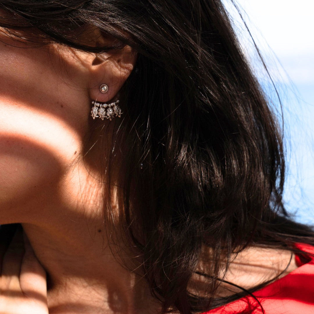 Kinira_Mymosaa_bijoux_-de_Mediterranee_boucles_d_oreille_argent_massif_cisele_sur_robe_rouge