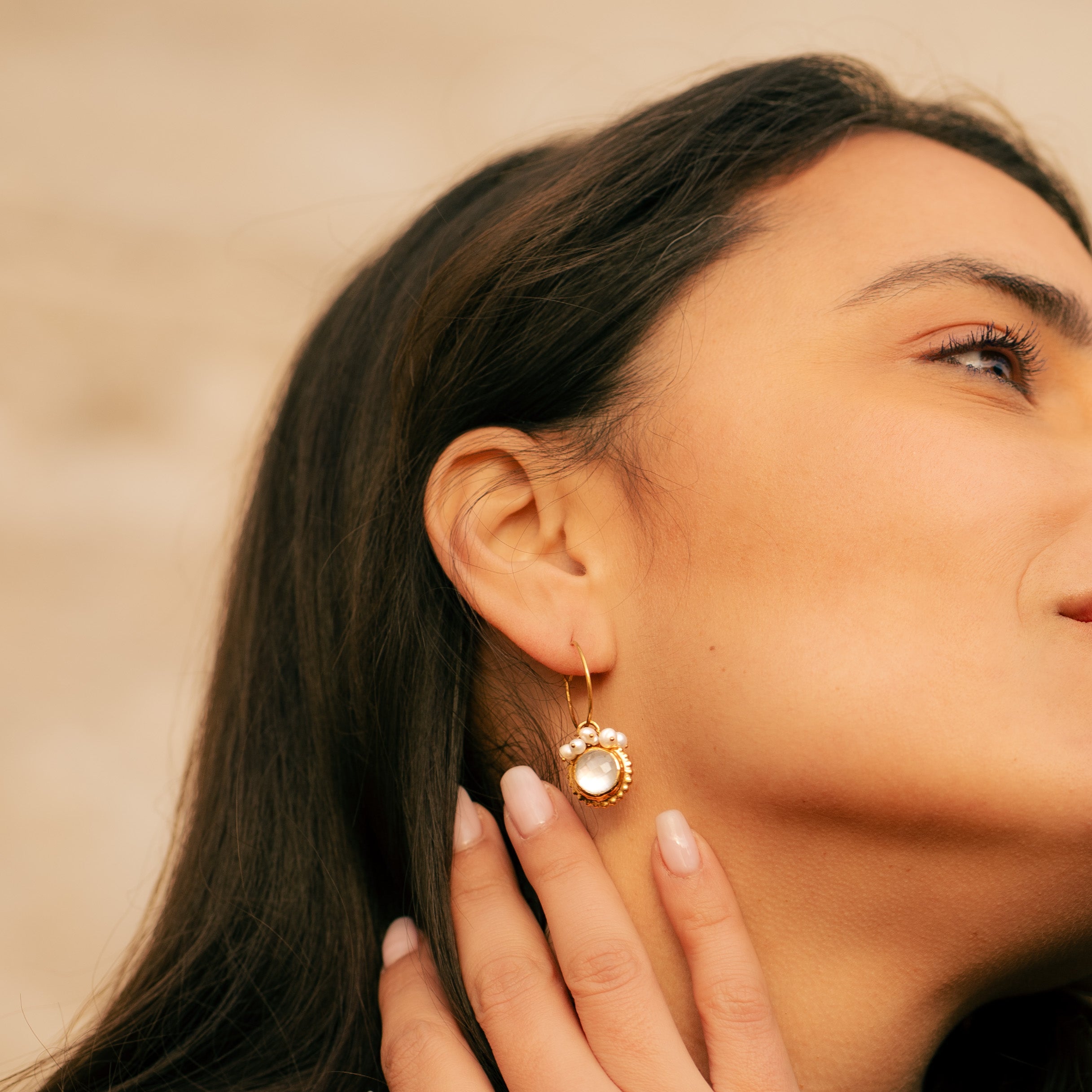 Kythera_boucles_d_oreille_creole_avec_medaillon_en_nacre_et perle_portees_de_profil