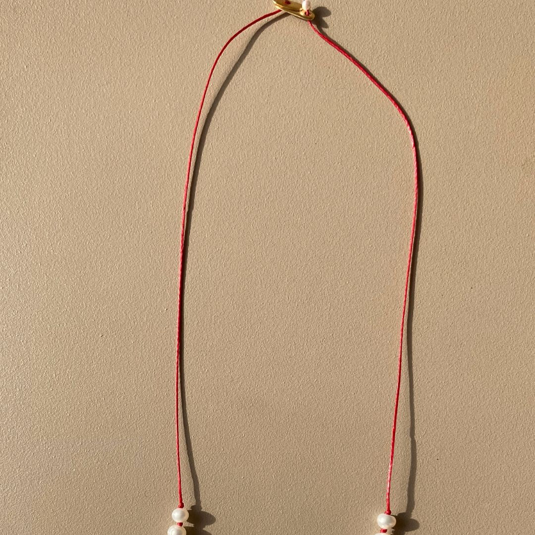 MYMOSAA-PAROS-COLLIER_ARTISANAL_EN_PERLES_OR_ARGENT_SUR_CORDON_ROUGE-FERMOIR