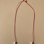 MYMOSAA-PAROS-COLLIER_ARTISANAL_EN_PERLES_OR_ARGENT_SUR_CORDON_ROUGE-FERMOIR