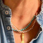 MYMOSAA-PAROS-COLLIER_ARTISANAL_EN_PERLES_OR_ARGENT_SUR_CORDON_ROUGE-PORTE