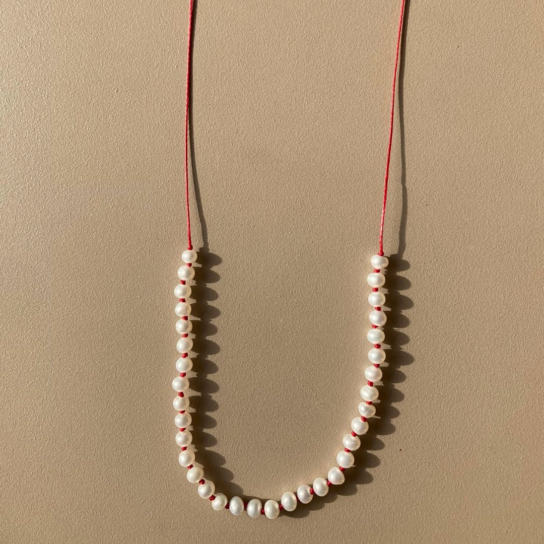 MYMOSAA-PAROS-COLLIER_ARTISANAL_EN_PERLES_OR_ARGENT_SUR_CORDON_ROUGE
