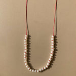 MYMOSAA-PAROS-COLLIER_ARTISANAL_EN_PERLES_OR_ARGENT_SUR_CORDON_ROUGE
