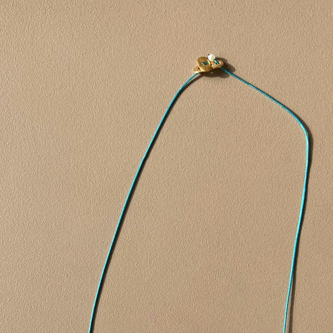 MYMOSAA-PAROS-COLLIER_ARTISANAL_EN_PERLES_OR_ARGENT_SUR_CORDON_TURQUOISE-FERMOIR