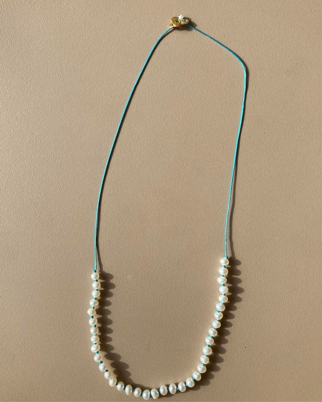 MYMOSAA-PAROS-COLLIER_ARTISANAL_EN_PERLES_OR_ARGENT_SUR_CORDON_TURQUOISE